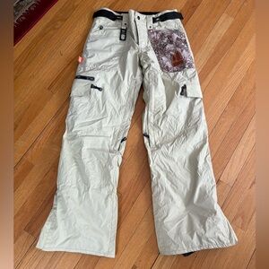 Ski pants, great look! No flaws, 100% nylin, (lightweight pants) .